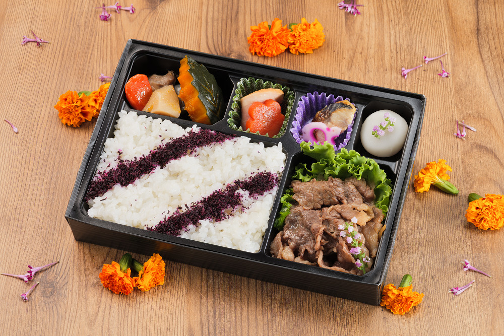 厳選和牛すき焼重と和牛ハンバーグの三段弁当