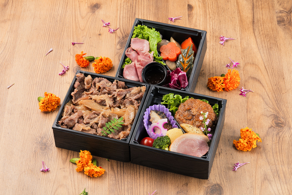 厳選和牛すき焼重と和牛ハンバーグの三段弁当