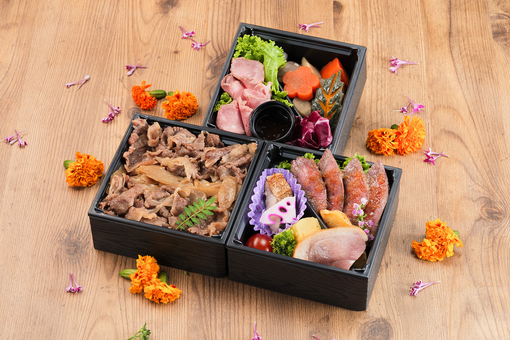 和牛すき焼重と厳選黒毛牛ステーキの三段弁当