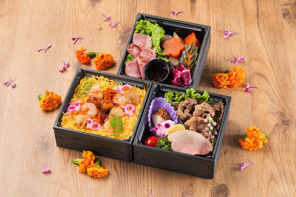 雅(みやび)～鰻と海老と帆立の三彩チラシ飯と黒毛和牛すき焼きの三段御膳