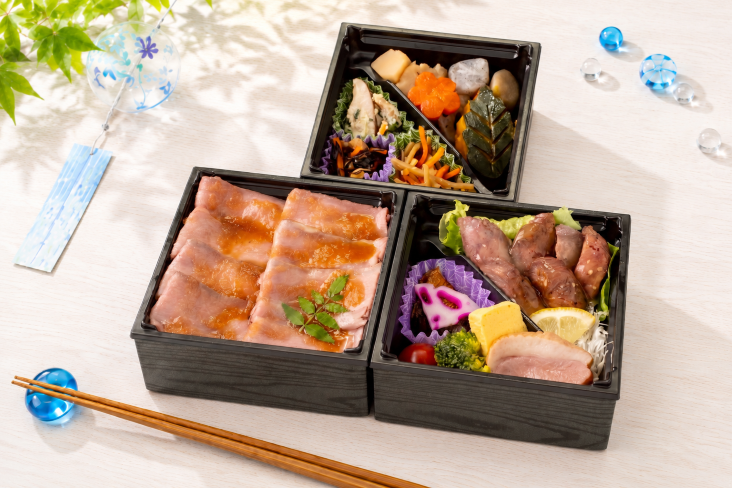 翠華(すいか)〜和風おろしタレのローストビーフ重と厚切りネギ塩牛タンステーキの三段弁当〜